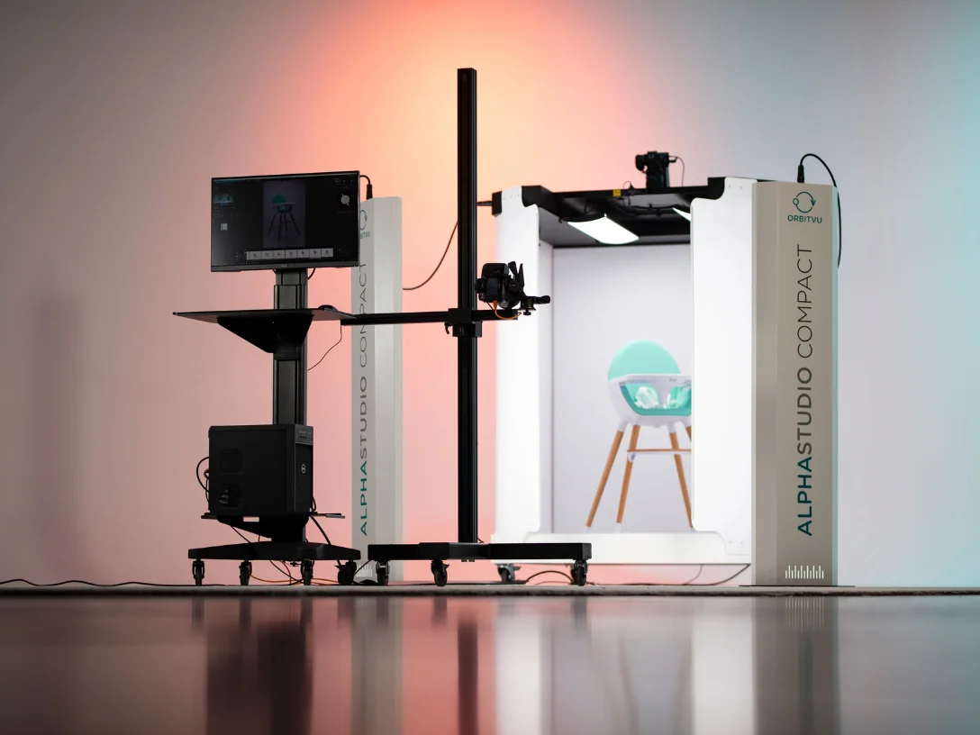 Alphastudio Compact studio with operator workstation and camera rig