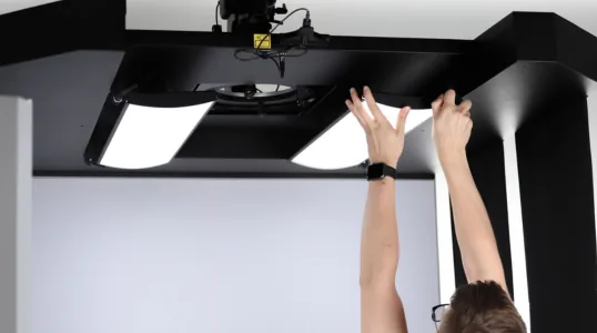 Top camera mount with motorised zoom accessory